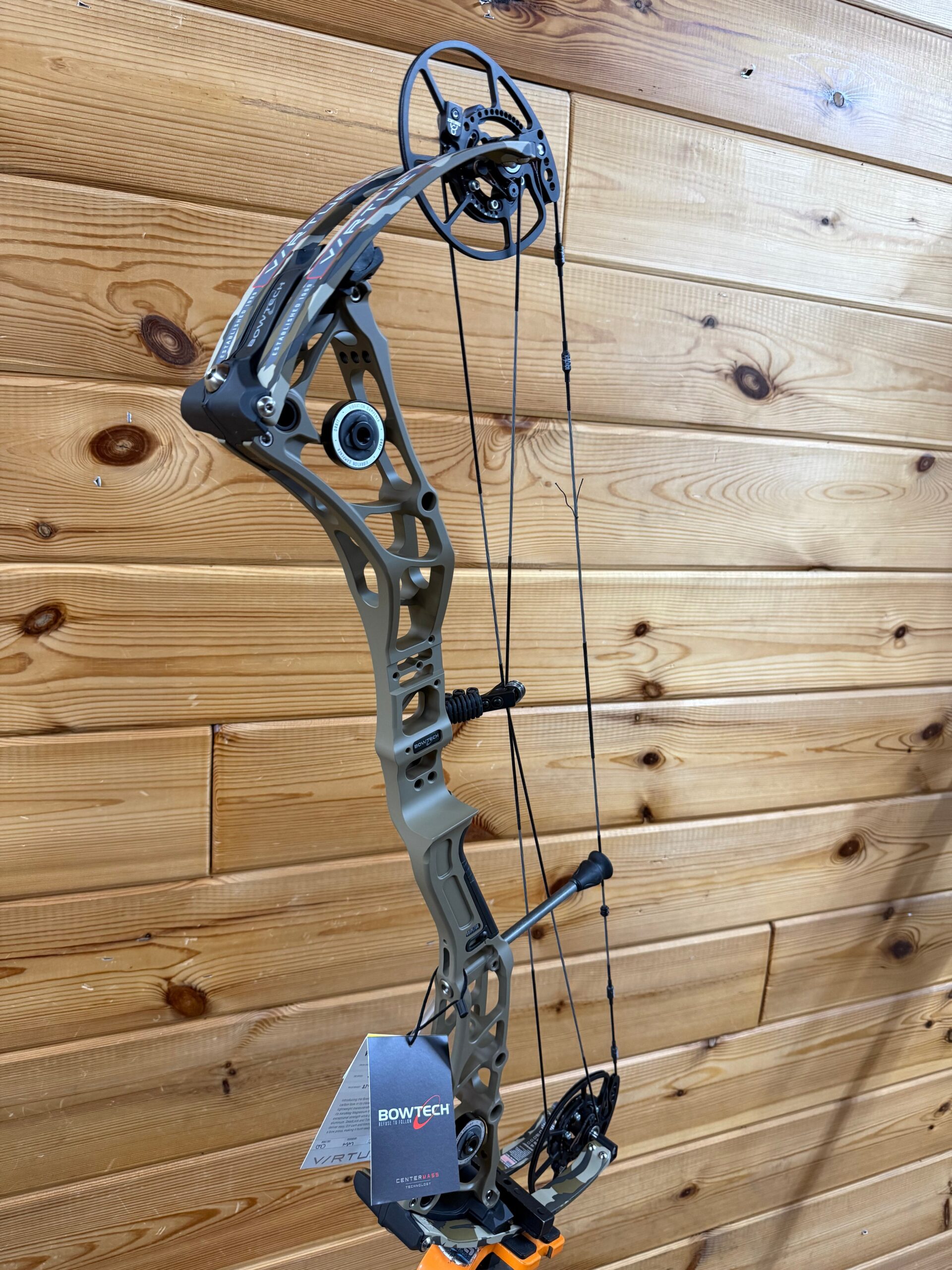 Bowtech Virtue RH 70# Tac Grey Riser/Bottomland Limbs