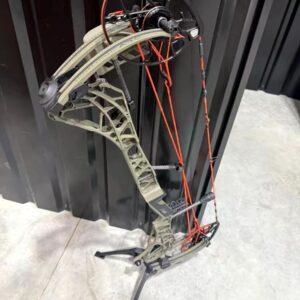 Mathews Arc 30 compound bow in ambush green with flo orange custom strings ,right handed ,like new condition used compound bow for sale